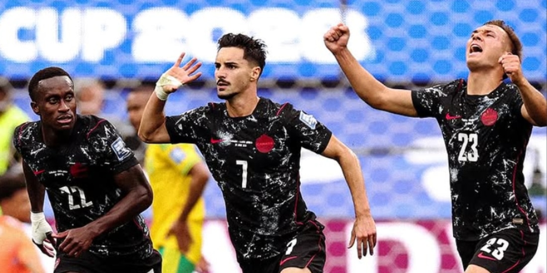La selección canadiense derrotó a Sudáfrica con un gol agónico de Stephen Eustaquio y se convirtió en el primer clasificado a los octavos de final.