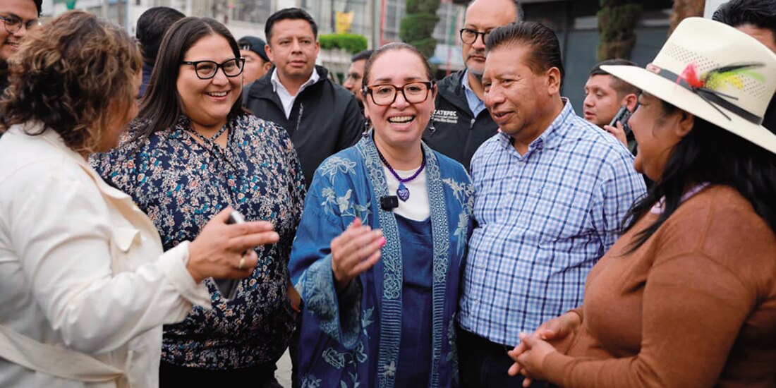 Citlalli Hernández y Azucena Cisneros (c.), ayer, en el municipio de Ecatepec.