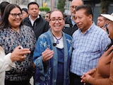 Citlalli Hernández y Azucena Cisneros (c.), ayer, en el municipio de Ecatepec.