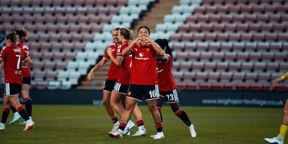 La mexicana Rebeca Bernal celebra uno de sus goles con el Manchester United en la Copa Inglesa Femenina