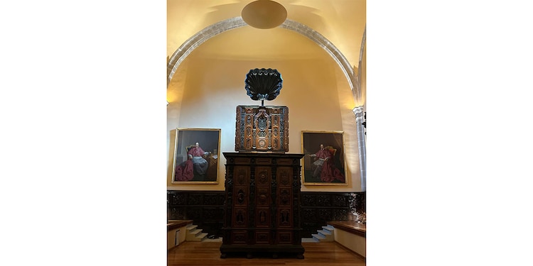CON ESTA MUESTRA, el espacio El Generalito reabre sus puertas tras un proceso de conservación que requirió siete años. Preserva la cátedra original del Colegio, así como su monumental sillería.
