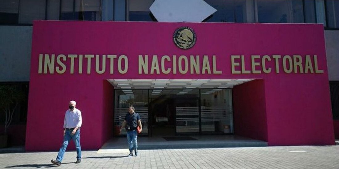 INE ordena bajar entrevista a AMLO