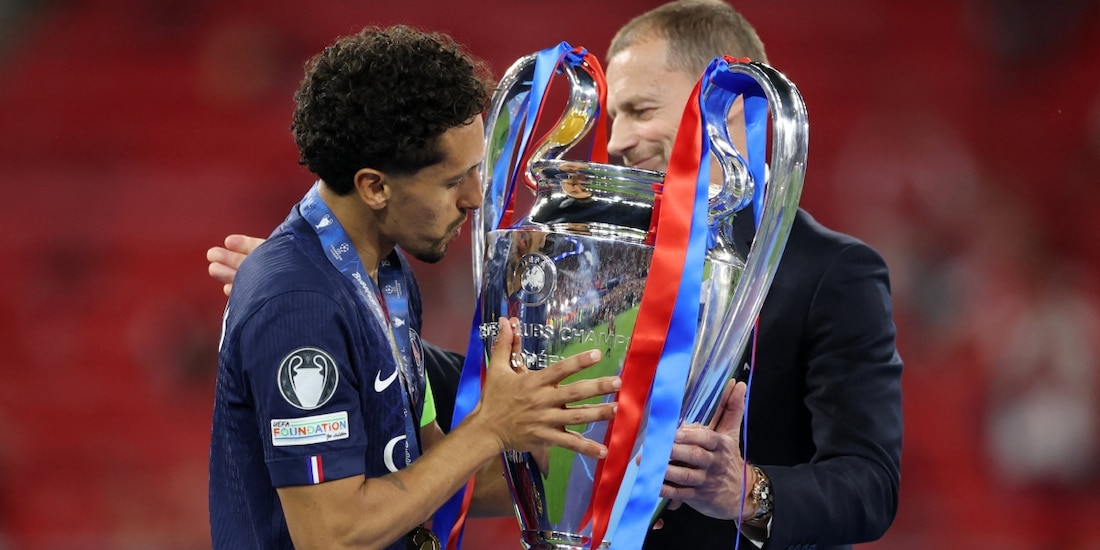 Marquinhos recibe el trofeo de la Champions para el PSG, el segundo en la historia para el club de Francia