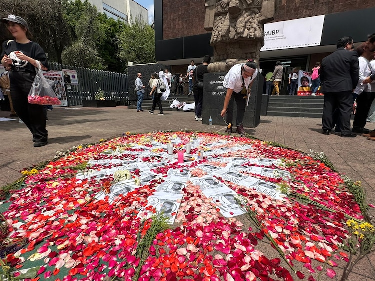 Familiares de personas desaparecidas durante una protesta en el CAIBP, el 23 de junio de 2026.