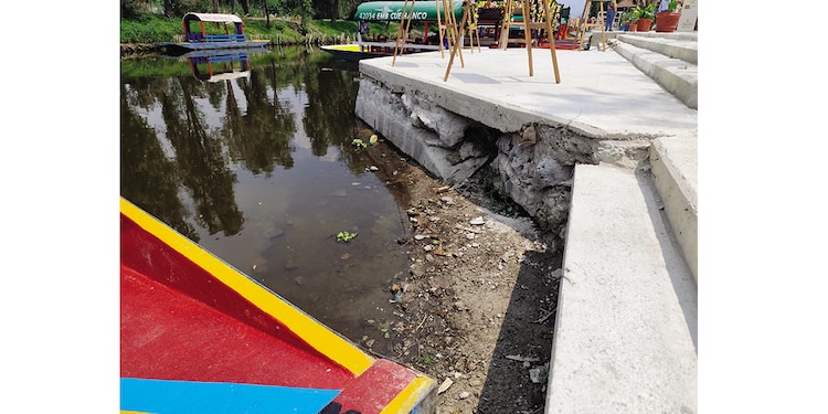 En la zona de chinampas hay zonas de concreto dañadas.