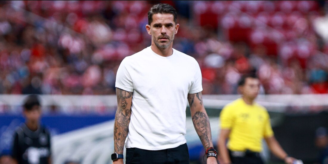 Fernando Gago durante un partido de Chivas en la Liga MX.