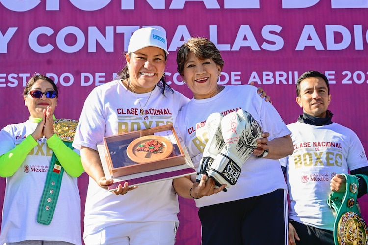 Ana María la “Guerrera” Torres y la gobernadora Delfina Gómez.