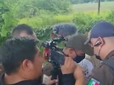 El momento en el que un agente de Migración empuja a un periodista en Chiapas