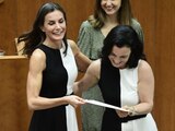 La reina Letizia entrega premio y galardonada llevaba el mismo vestido: Así reaccionó.
