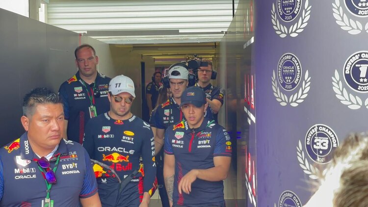 Checo Pérez momentos después de abandonar el Gran Premio de México 2023 en la primera vuelta.