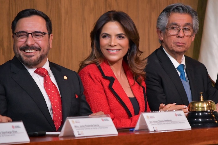 Olivia Salomón y Arturo Reyes Sandoval celebran el 90 aniversario del IPN en el Salón de Sorteos.