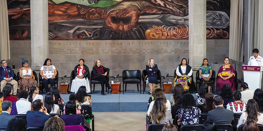 Ministros de la SCJN, en diálogo con mujeres indígenas, ayer.