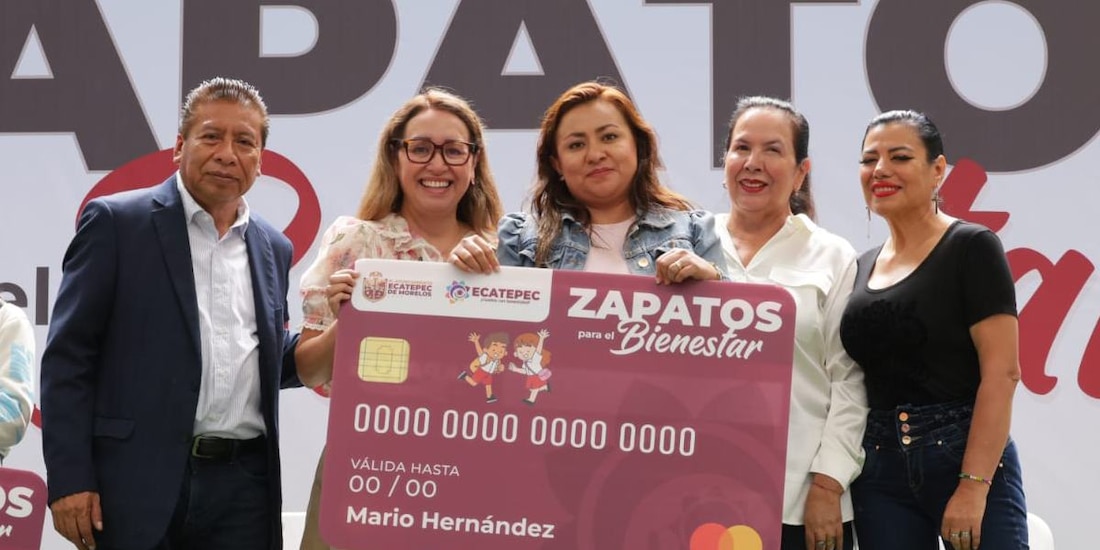 La presidenta municipal Azucena Cisneros Coss encabezó el arranque de la distribución del apoyo económico a las familias.