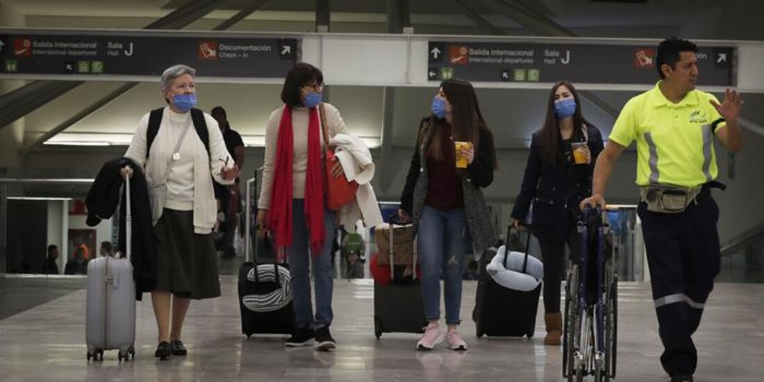 VIajeros mexicanos en el AICM