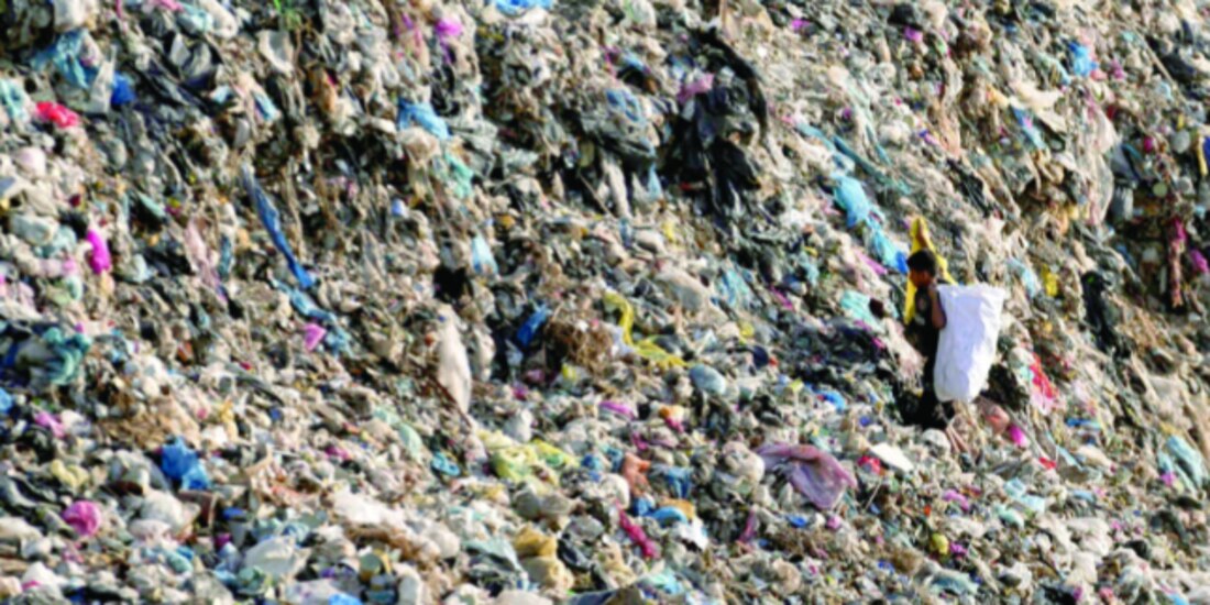 Un niño palestino busca leña, plástico y conservas en un vertedero en Gaza, ayer.