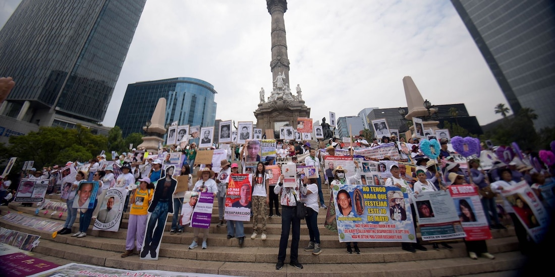 Aspecto de una marcha contra las desapariciones en la zona Centro de CDMX.
