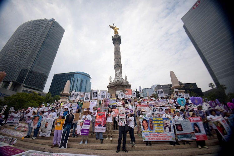 Aspecto de una marcha contra las desapariciones en la zona Centro de CDMX.