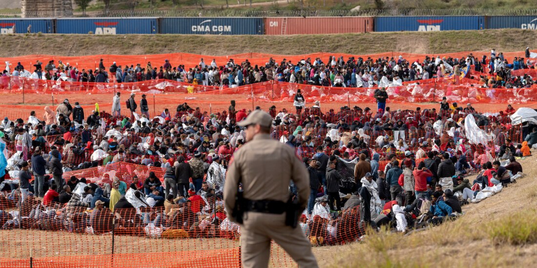 Agente de la Patrulla Fronteriza vigila a indocumentados en Eagle Pass.