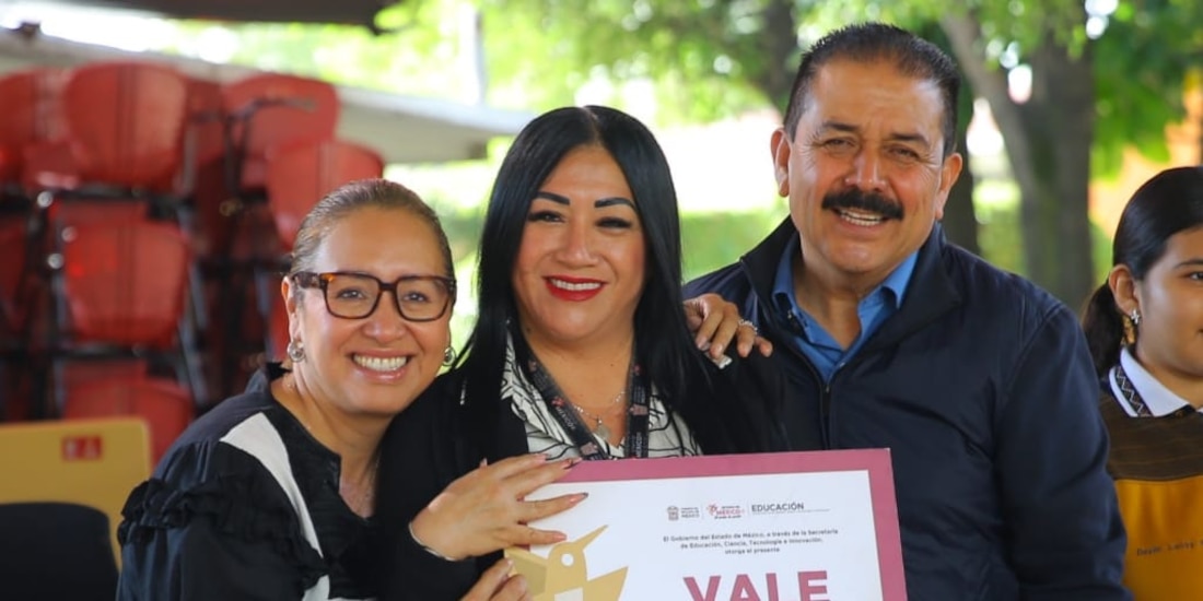 Azucena Cisneros y Miguel Ángel Hernández Espejel encabezan la entrega de mobiliario y vales de infraestructura a escuelas de Ecatepec.