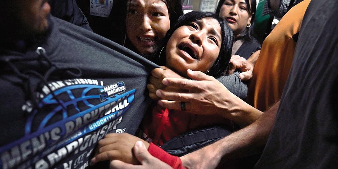 Niñas se aferran a su padre detenido por el ICE