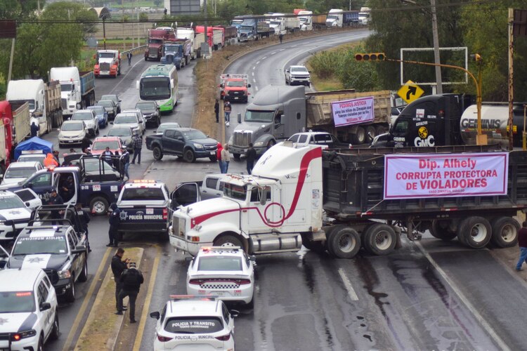 Cientos de transportistas bloquearon desde tempranas horas la carretera México-Pachuca, para exigir justicia por el caso de dos menores de edad víctimas del delito de violación, originarias del municipio de Zimapán, Hidalgo. Imagen de archivo.