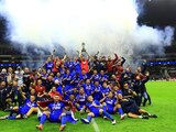 Futbolistas del Cruz Azul celebran con el trofeo que los acredita como campeones de la Liga MX el pasado 30 de mayo.