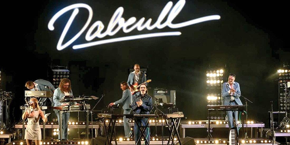 Dabeull Live Band, la noche de ayer en la explanada de la Alhóndiga de Granaditas.