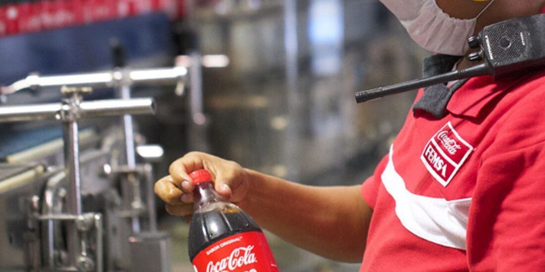 Un operador de calidad en planta de Coca-Cola, en foto de archivo.