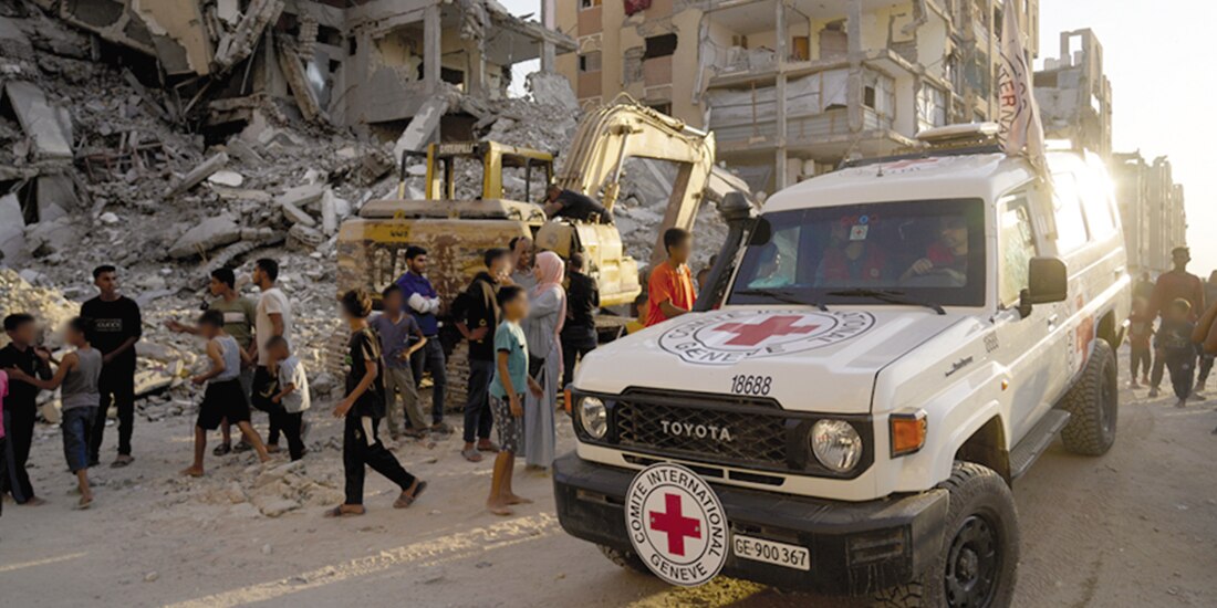Una ambulancia de la Cruz Roja llegó a recoger el cuerpo, ayer, en Gaza.