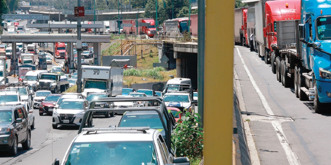Manifestantes liberaron la caseta La Venta de la México-Toluca, en Cuajimalpa, ayer.