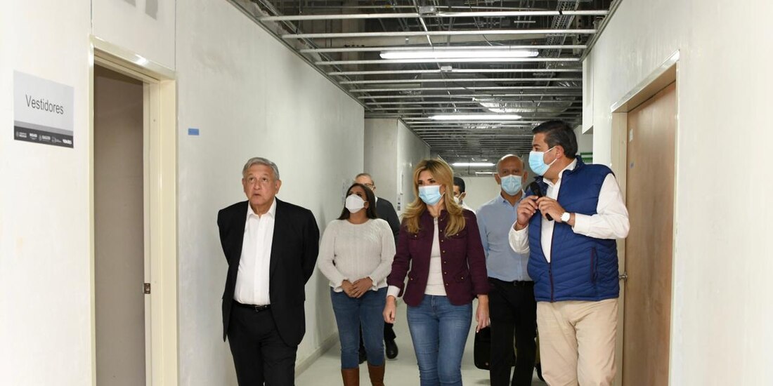 El presidente de México, Andrés Manuel López Obrador y la gobernadora de Sonora, Claudia Pavlovich, recorren el nuevo Hospital General de Especialidades.