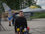 Volodimir Zelenski, presidente de Ucrania, con un caza F-16 al fondo, ayer.