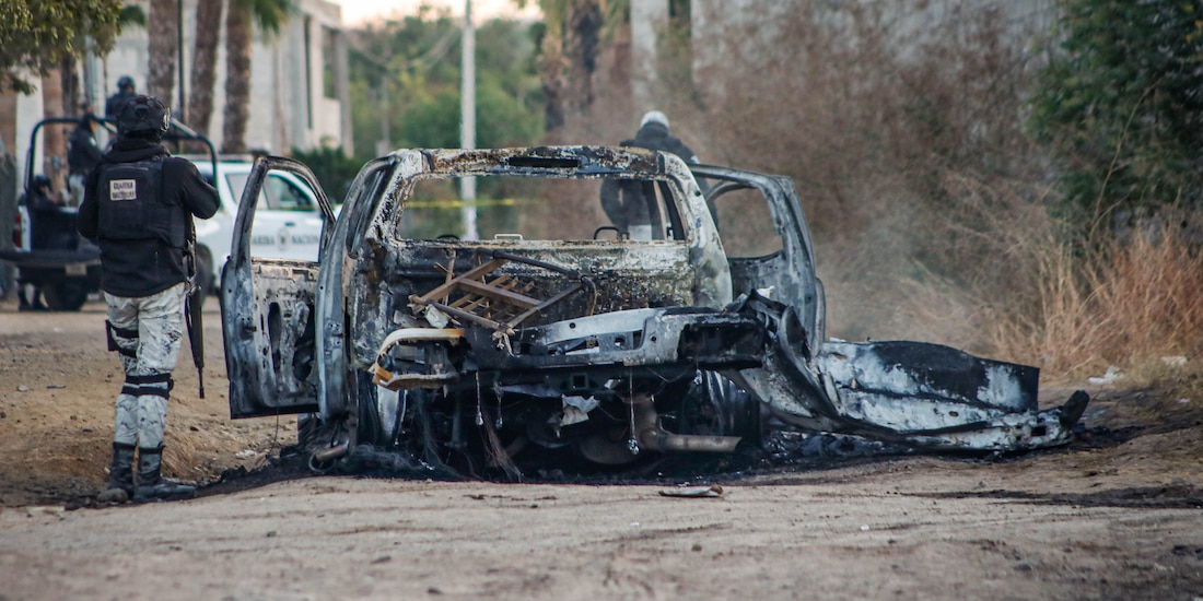 Elementos de la Guardia Nacional custodian los restos de una camioneta que explotó el pasado 3 de diciembre en el oriente de Culiacán.