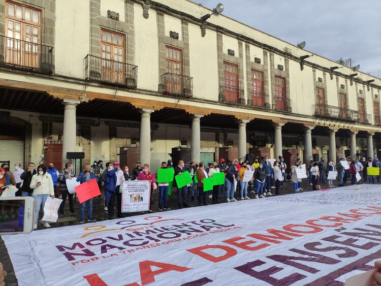 En la parada cívica estuvieron presentes docentes miembros del Movimiento de los estados de Tamaulipas, Chiapas, Veracruz, Michoacán, Yucatán y Puebla
