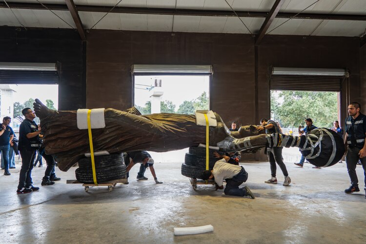 La Alegoría de la Independencia, pieza emblemática del Arco de Monterrey, inicia su restauración integral tras décadas de desgaste.