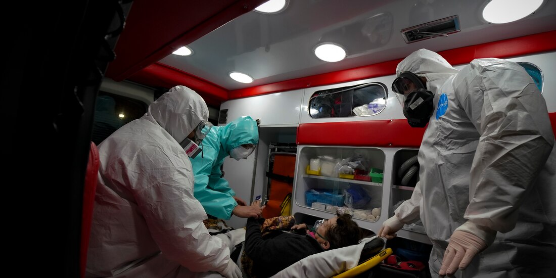 Paramédicos aguzan sus sentidos para responder al llamado de auxilio de enfermos por Covid-19.