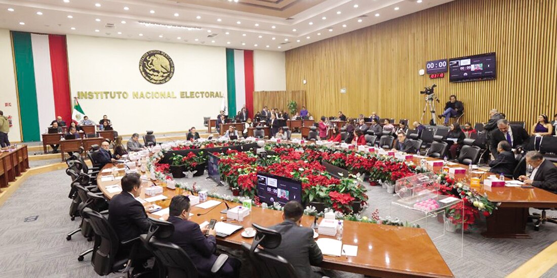 El Consejo General del Instituto Nacional Electoral (INE) durante sesión ordinaria, ayer.