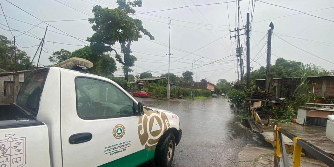 Las recomendaciones para suspender actividades comerciales y el servicio de transporte en Michoacán por el huracán "Polo" fueron emitidas por el secretario de Gobierno, Raúl Zepeda Villaseñor.