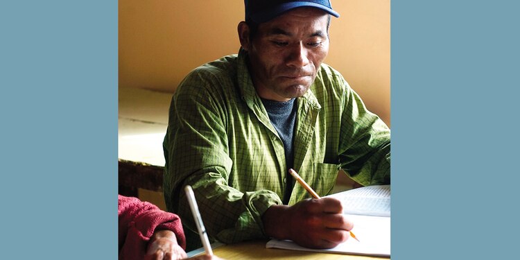 Una de las personas que recibe enseñanza del INEA.