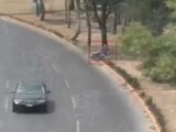 En Avenida Lomas Verdes y Paseo Quetzal, cámaras de seguridad captaron como un motociclista se derrapó al dar vuelta en una curpa