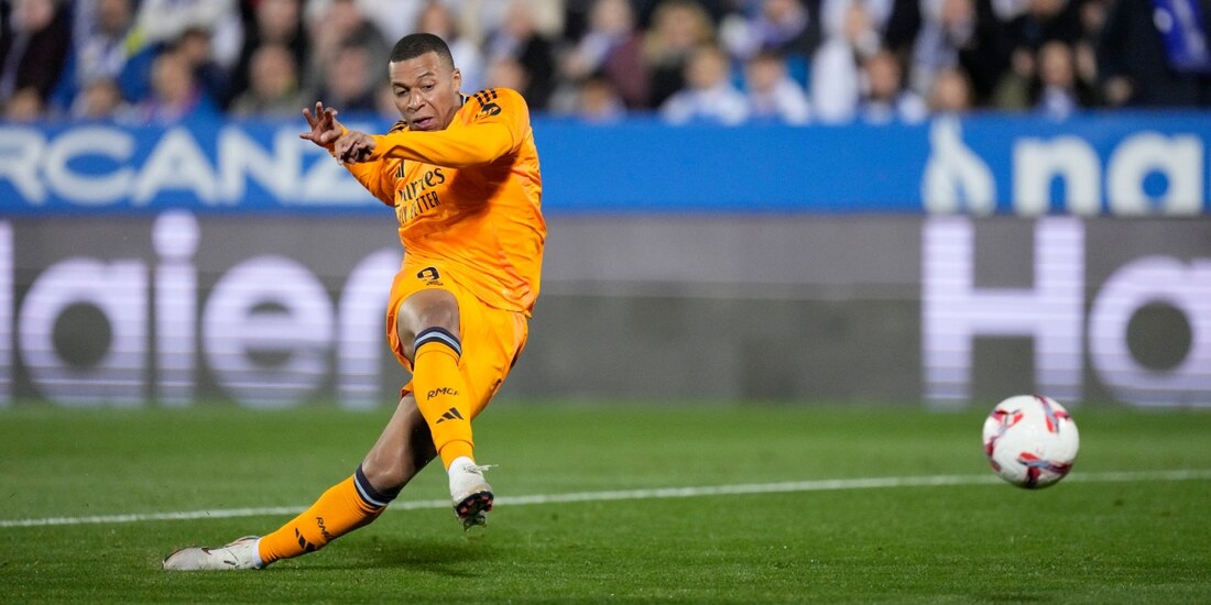 Kylian Mbappé en un duelo esta temporada con el Real Madrid