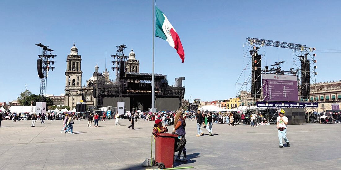 Personal de limpia horas antes del concierto de Shakira recoge basura en la plancha del Zócalo, el domingo.