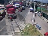 VIDEO. Ciclista intenta ganarle el paso a un tren y es arrollado brutalmente