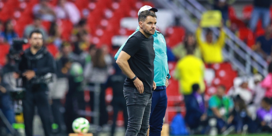 Nicolás Larcamón deja de ser técnico del Cruz Azul.