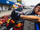 Checo Pérez festeja con miembros de Red Bull su segundo lugar en el GP de Japón de F1 2024