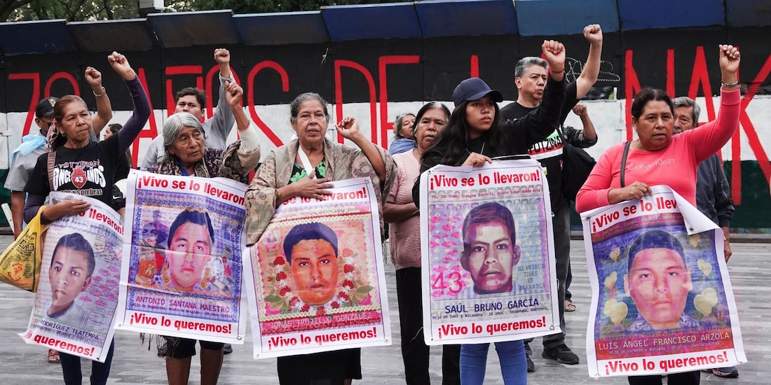 Madres y padres de los 43 estudiantes normalistas de Ayotzinapa
