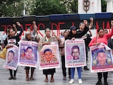 Madres y padres de los 43 estudiantes normalistas de Ayotzinapa