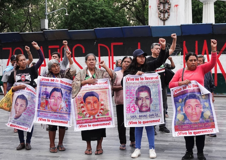 Madres y padres de los 43 estudiantes normalistas de Ayotzinapa