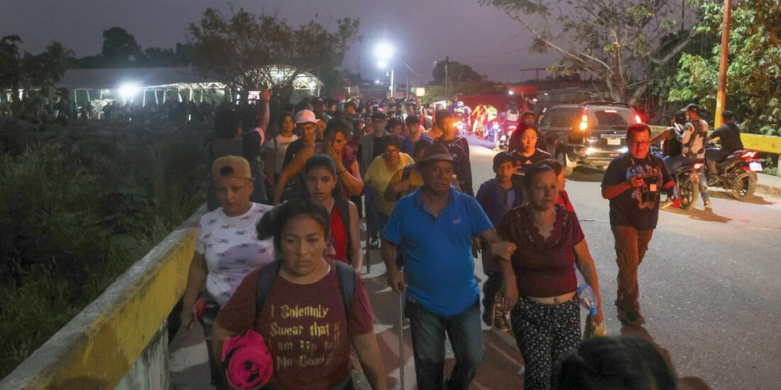 Migrantes salen en caravana a Escuintla, Chiapas.