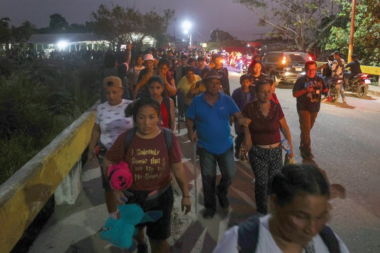 Migrantes salen en caravana a Escuintla, Chiapas, rumbo a EU, ayer.